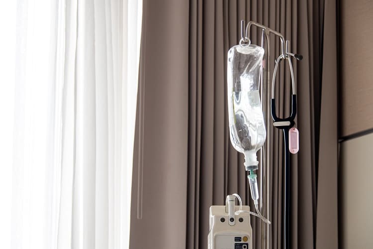 Капельница от запоя: преимущества, назначение и виды