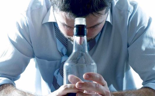 Что выбрать: вывод из запоя на дому или в стационаре?