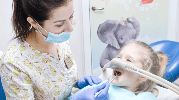 Почему лечение зубов детям во сне безопаснее лечения удержанием?