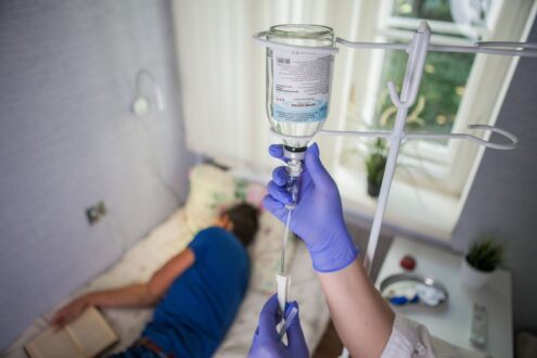 Плюсы капельницы от запоя: эффективный метод восстановления организма