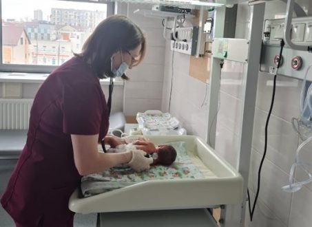 Наблюдение новорожденных врачом неонатологом