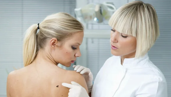 С какими проблемами борется дерматолог и как проходит его прием