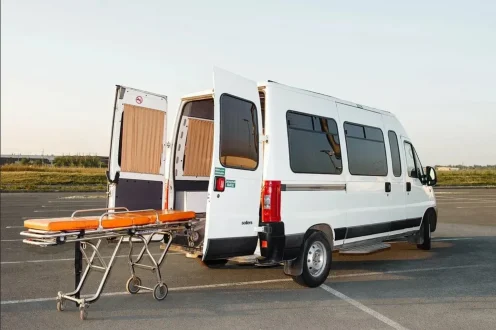 Транспортировка лежачих больных из больницы домой: важные аспекты и рекомендации