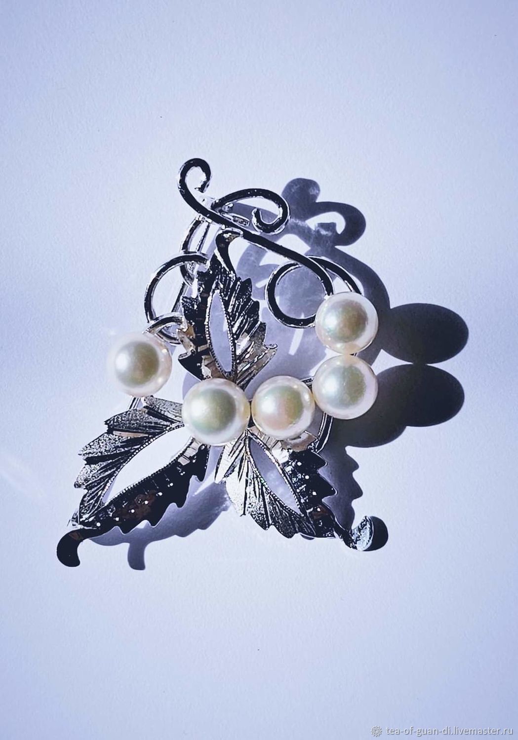 Броши с крупным морским жемчугом: нестареющая классика для безупречного делового гардероба